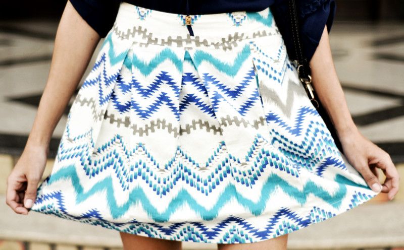 Look saia de pregas estampa egí­pcia