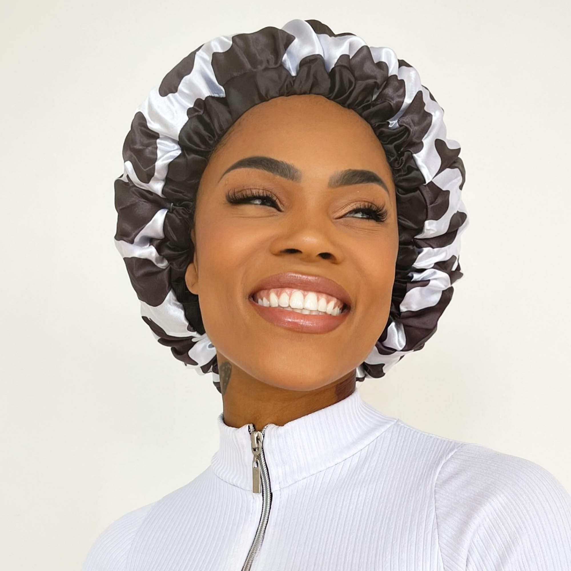 1-vaquinha.jpg Touca Vaquinha de Cetim Anti Frizz com Elástico Ajustável | Soulta - Imagem 1