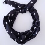 Turbante Poá Preto Coração Branco de Cetim