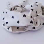 Turbante Poá Branco Coração Preto de Cetim - Imagem 2