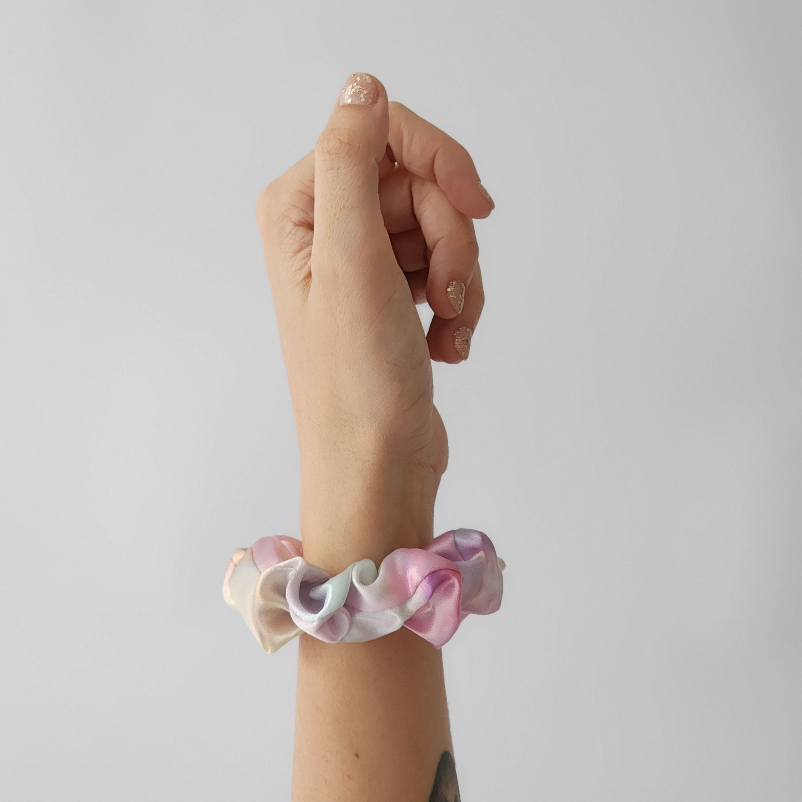 20230504_164126-scaled-1.jpg Xuxinha Tie Dye de Cetim Anti Frizz - Imagem 1