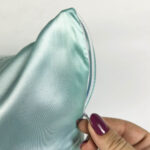 Fronha com ZIPPER Verde Agua de Cetim Anti Frizz - QUEEN SIZE 55X70 - Imagem 3