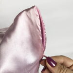 Fronha com ZIPPER Rosa Bebe de Cetim Anti Frizz - QUEEN SIZE 55X70 - Imagem 3