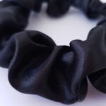 XUXINHA DE CETIM ANTI FRIZZ PRETA | Soulta - Imagem 4