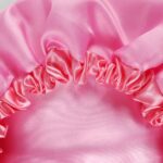 Touca ROSA CHICLETE POP de Cetim Anti Frizz com Elástico Ajustável - CAMADA UNICA Tamanho:M | Soulta - Imagem 5