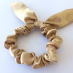 Xuxinha Dourada de Cetim com Laço Pequeno - Imagem 6