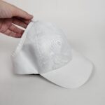 Boné da Soulta: Proteção UV 50+ forro de cetim para Cachos Livres e protegidos - Branco